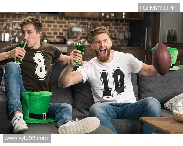 足球明星与啤酒杯的完美结合展现运动与休闲的魅力